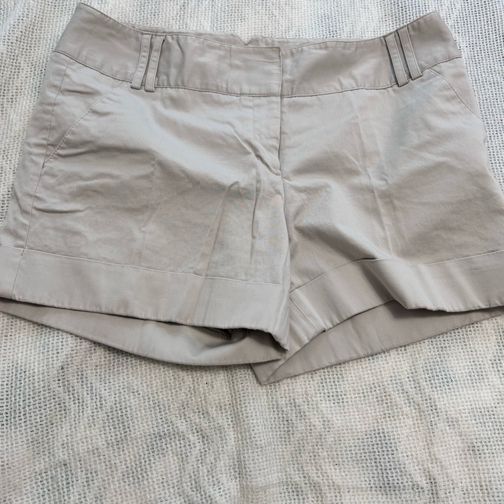 Express Women’s Cream Shorts
Size 10